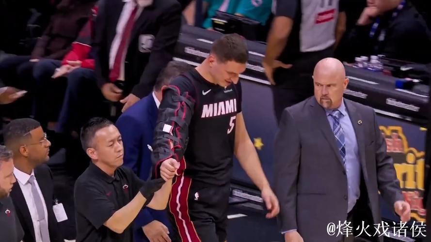 约维奇扣篮被犯规平摔落地,手肘受伤已被护臂包裹离场治疗 约维奇扣篮被犯规平摔落地,手肘受伤已被护臂包裹离场治疗