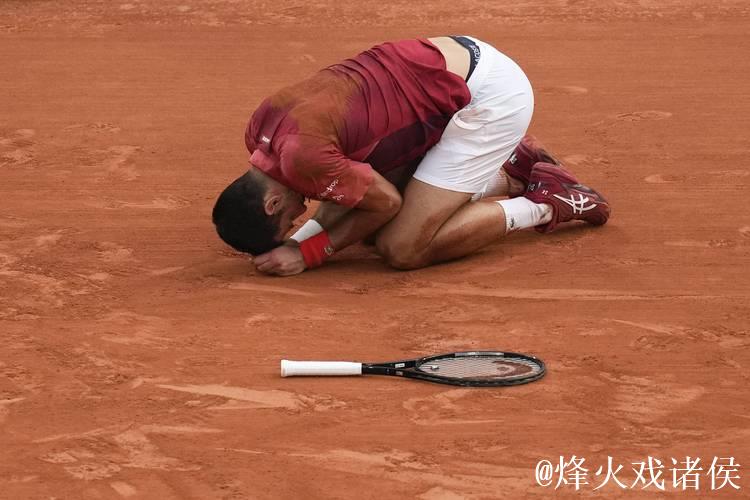 约维奇扣篮被犯规平摔落地,手肘受伤已被护臂包裹离场治疗 约维奇扣篮被犯规平摔落地,手肘受伤已被护臂包裹离场治疗